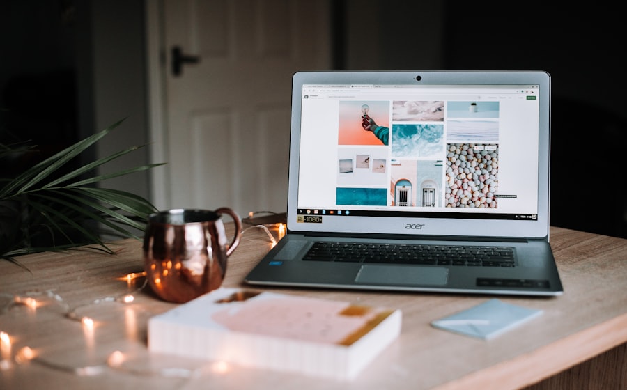 Ordinateur portable affichant un site internet, dans un cadre de travail