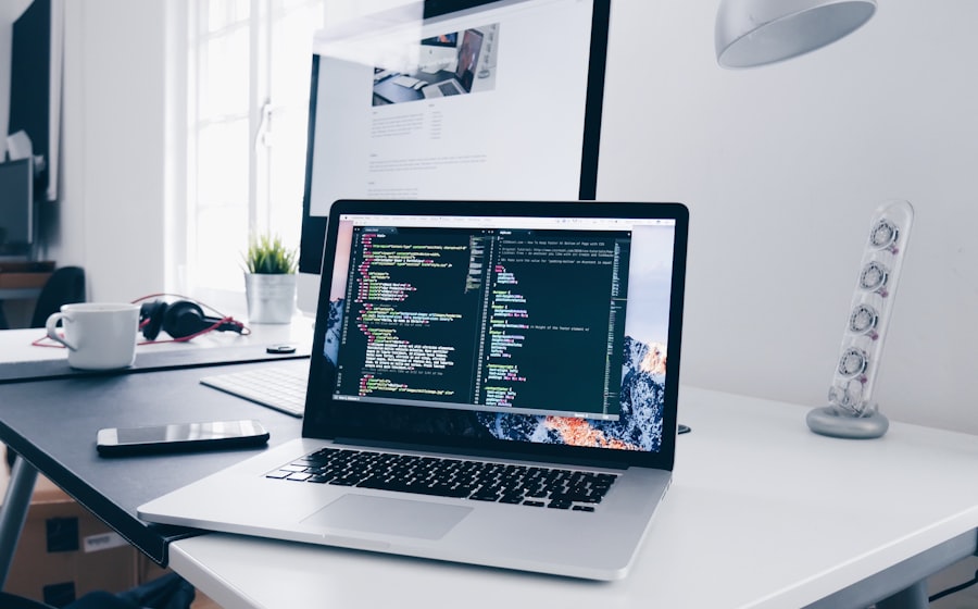 Écran d'ordinateur affichant la construction d'un site internet