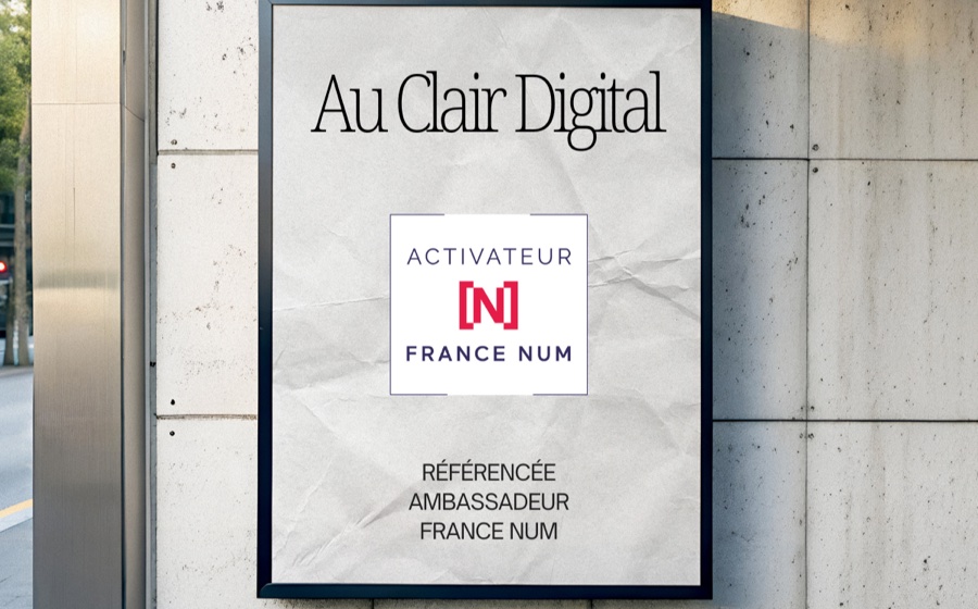 Affiche Au Clair Digital, référencée Ambassadeur France Num, avec le badge Activateur France Num