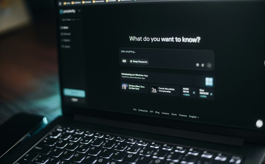 Ordinateur portable affichant une interface de recherche par intelligence artificielle