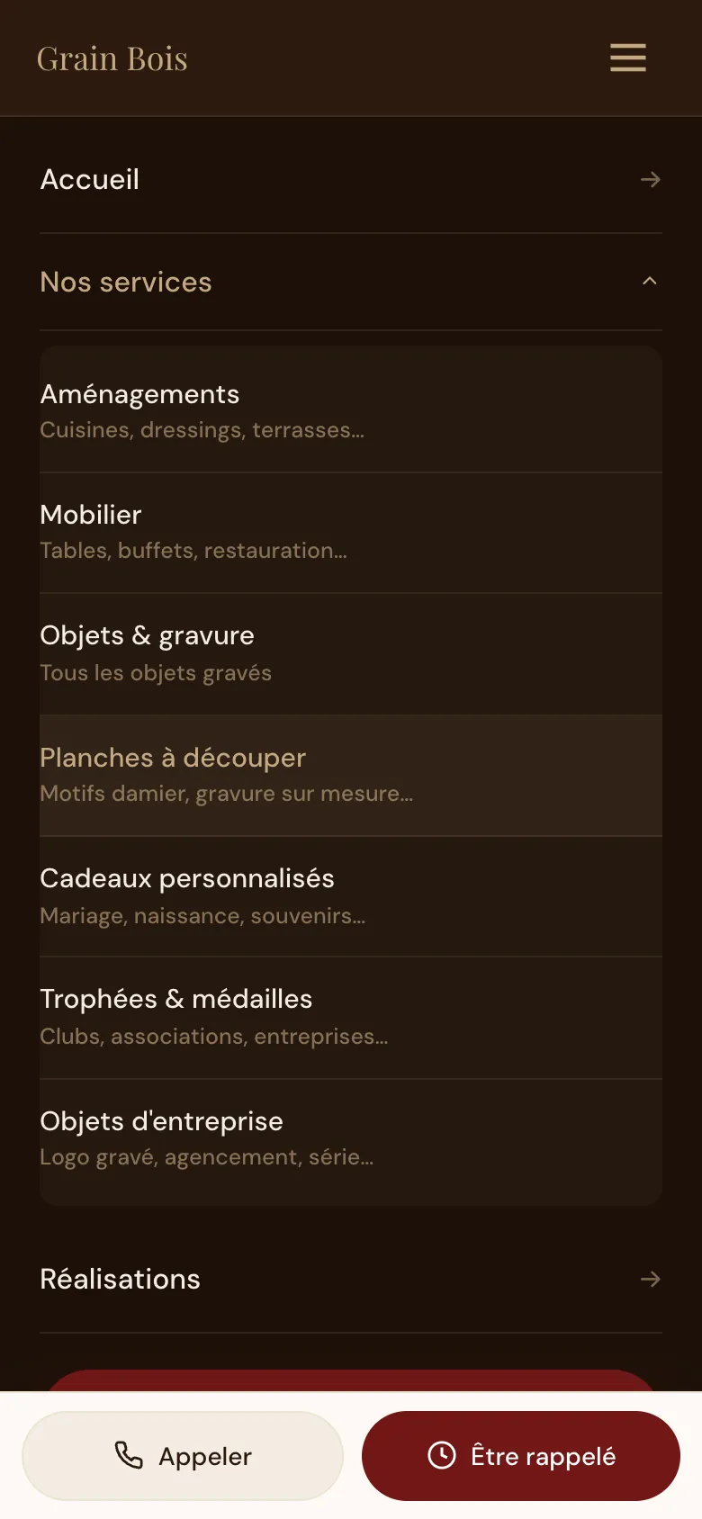 Menu du site Grain Bois sur téléphone, ouvert sur les savoir-faire de l'atelier